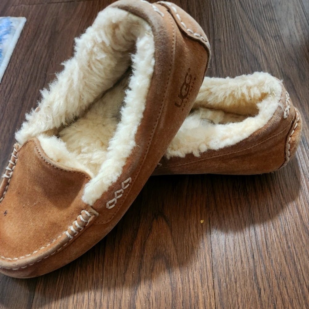 UGG moccasins US W7